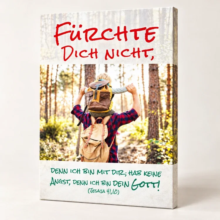 Leinwandbild Jahreslosung 2027 mit Vater und Sohn auf den Schultern, seitlicher Ansicht und sichtbarer Leinwandstruktur.
