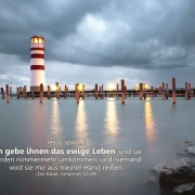 Leinwanddruck - Leuchtturm vor Regenwolken