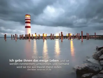 Leinwanddruck - Leuchtturm vor Regenwolken