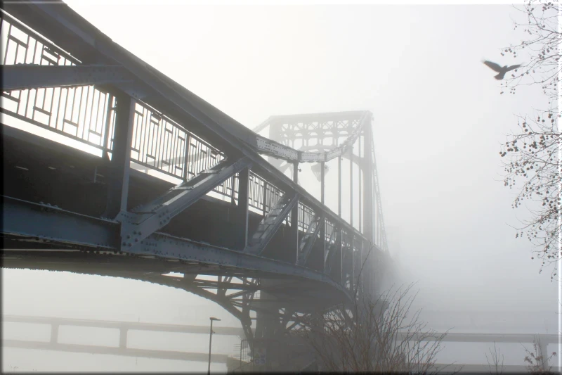 Leinwanddruck: KW-Brücke geheimnisvoll im Nebel