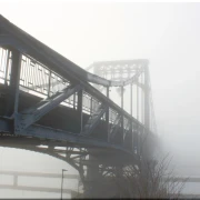 Leinwanddruck: KW-Brücke geheimnisvoll im Nebel