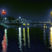 Leinwanddruck: Deichbrücke bei Nacht