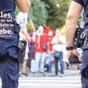 Leinwanddruck Jahreslosung 2024: Polizisten und Demonstranten