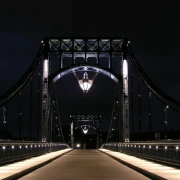 Leinwanddruck: KW-Brücke bei Nacht