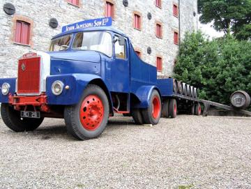 Leinwanddruck Oldtimer - Lastwagen mit Anhänger mit Whisky-Fässer