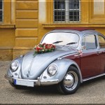 Leinwanddruck: Silberner VWK Käfer als Hochzeitsauto