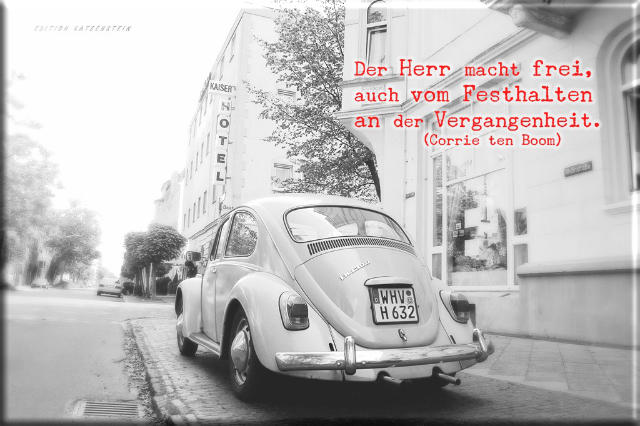 Leinwanddruck: Weißer VW Käfer auf Bürgersteig