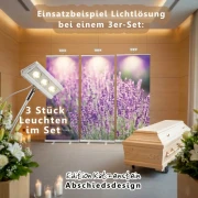 Trauerhalle mit Sarg und Dekoration mit Rollups und Beleuchtung