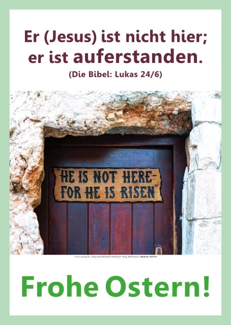 Steinerne Graböffnung mit Holztür und Schild He is not here for He is risen sowie Text Frohe Ostern und Bibelvers Lukas 24,6