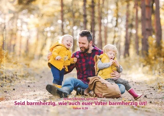 Plakat A2 Jahreslosung 2022  - Vater hält seine Kinder in den Armen
