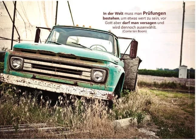 Ein Pick-up Oldtimer in warmem Licht, kombiniert mit einem Zitat von Corrie ten Boom über Gnade und göttlichen Wert.