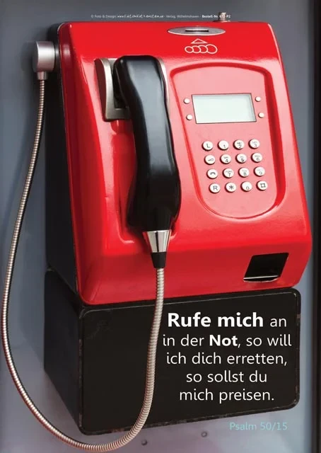Leuchtend roter Münzfernsprecher auf hellem Hintergrund, Bibelvers Psalm 50,15 eingeblendet, symbolisiert den Ruf nach Hilfe und Gottes stete Gegenwart.