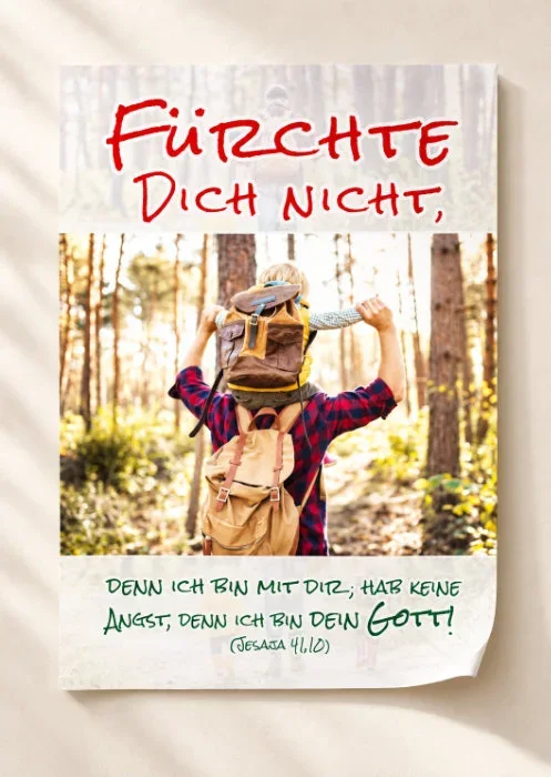 din-a1-vater-sohn-studio.webpJahreslosung 2027: DIN-A1-Poster „Vater trägt Sohn“ DIN-A1-Poster zur Jahreslosung 2027 mit Vater und Sohn im Wald, hochwertig freistehend präsentiert 2 · Gemeindefoyer jahreslosung-2027-poster-din-a1-gemeindefoyer.webp Jahreslosung 2027 im Gemeindefoyer – Poster DIN A1 Gerahmtes DIN-A1-Poster zur Jahreslosung 2027 an der Wand eines hellen Gemeindefoyers 3 · Schaukasten jahreslosung-2027-poster-din-a1-schaukasten.webp DIN-A1-Poster zur Jahreslosung 2027 im Schaukasten Beleuchteter Schaukasten vor einem Gemeindezentrum mit dem DIN-A1-Poster „Fürchte dich nicht“ 4 · Gemeindesaal jahreslosung-2027-poster-din-a1-gemeindesaal-staffelei.webp Jahreslosung 2027 auf einer Staffelei im Gemeindesaal DIN-A1-Poster zur Jahreslosung 2027 auf einer Holzstaffelei in einem modernen Gemeindesaal Bildunterschriften für die Produktgalerie: 1. Das Motiv „Vater trägt Sohn auf Schultern“ als großformatiges Poster zur Jahreslosung 2027. 2. Ein warmer Blickfang im Foyer: Die Jahreslosung 2027 empfängt Besucher schon am Eingang. 3. Auch am Abend gut sichtbar: das A1-Poster im beleuchteten Gemeindeschaukasten. 4. Auf einer Staffelei wird das Poster zum sichtbaren Mittelpunkt eines Gottesdienstes zur Jahreslosung. Die Bilder sind visualisierte Einsatzbeispiele. Prüfe vor der Veröffentlichung den klein gedruckten Text auf den Darstellungen anhand der Originaldatei; Bildgenerierung kann dort Zeichen verändern.