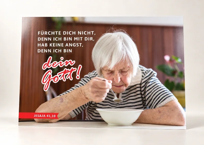 Poster Jahreslosung 2027 DIN A1 mit älterer Frau allein am Tisch
