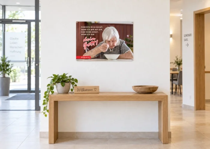Poster zur Jahreslosung 2027 in DIN A1 im hellen Foyer einer evangelischen Freikirche