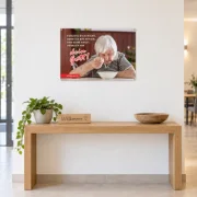 Poster zur Jahreslosung 2027 in DIN A1 im hellen Foyer einer evangelischen Freikirche