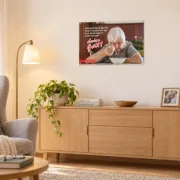Das Poster zur Jahreslosung 2027 als tröstlicher Blickfang im Wohnzimmer einer älteren Person. Das Motiv erinnert im täglichen Leben an Gottes Gegenwart, Fürsorge und verlässlichen Beistand.Das Poster zur Jahreslosung 2027 als tröstlicher Blickfang im Wohnzimmer einer älteren Person. Das Motiv erinnert im täglichen Leben an Gottes Gegenwart, Fürsorge und verlässlichen Beistand.