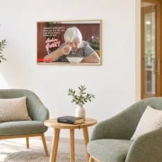 Das DIN-A1-Poster zur Jahreslosung 2027 in einer modernen Gesprächs- und Seelsorgeecke. Eine stilvolle Raumgestaltung für Gemeinden, Beratungsräume, Besuchsdienste und Seniorenarbeit.