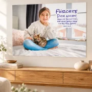 Poster zur Jahreslosung 2027 im DIN-A1-Querformat mit Mädchen und Katze über einer Holzkonsole