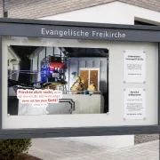 DIN-A1-Poster zur Jahreslosung 2027 im großen Schaukasten einer evangelischen Freikirche
