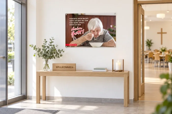 Das DIN-A2-Poster „Du bist nicht allein“ im modernen Foyer einer evangelischen Freikirche. Eine einladende und hoffnungsvolle Wandgestaltung für Gemeinden und Gemeindehäuser.