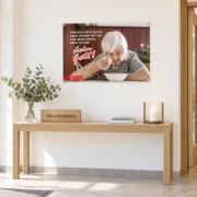 Das DIN-A2-Poster „Du bist nicht allein“ im modernen Foyer einer evangelischen Freikirche. Eine einladende und hoffnungsvolle Wandgestaltung für Gemeinden und Gemeindehäuser.