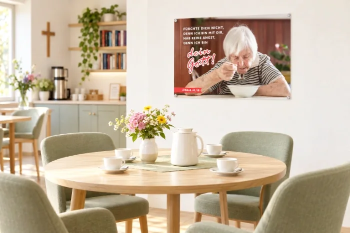 Das Poster zur Jahreslosung 2027 in einem freundlich eingerichteten Seniorencafé der Gemeinde. Jesaja 41,10 erinnert daran, dass Gottes Gegenwart Menschen auch in stillen Lebensphasen trägt.