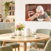 Das Poster zur Jahreslosung 2027 in einem freundlich eingerichteten Seniorencafé der Gemeinde. Jesaja 41,10 erinnert daran, dass Gottes Gegenwart Menschen auch in stillen Lebensphasen trägt.
