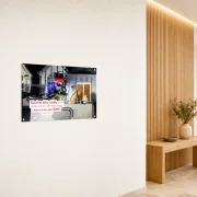 DIN-A2-Poster zur Jahreslosung 2027 im modernen Foyer einer evangelischen Freikirche