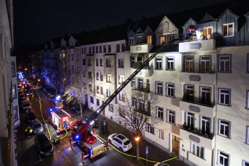 Jahreslosung 2027 Motiv - Feuerwehr-Rettung Poster Ein Feuerwehreinsatz bei Nacht in einer Strasse mit Altbauhäusern