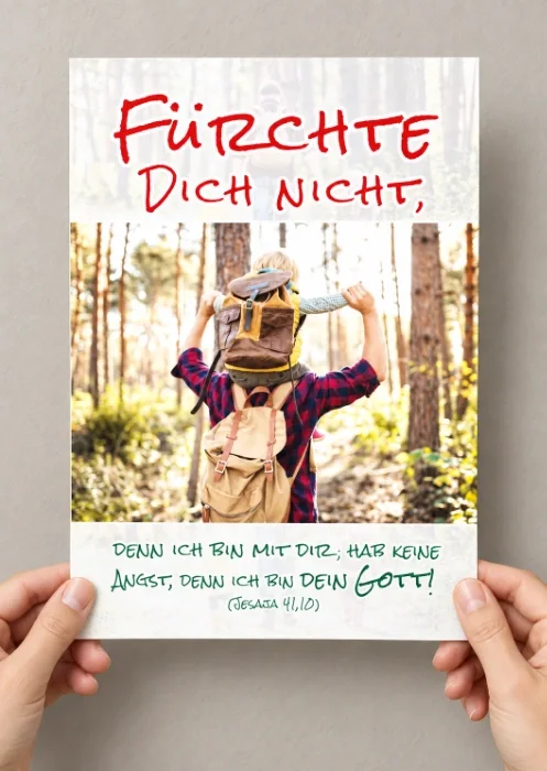 Zwei Hände halten das DIN-A4-Poster zur Jahreslosung 2027 mit dem Motiv „Vater trägt Sohn auf Schultern“