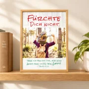 Gerahmtes DIN-A4-Poster „Fürchte dich nicht“ auf einem Regal neben Büchern und einer Pflanze