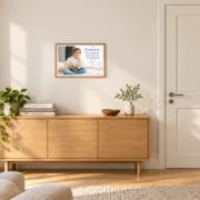 Gerahmtes DIN-A3-Poster mit Mädchen und Katze in maßvoller Größe über einem Holzsideboard