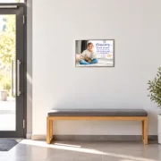 Kleines gerahmtes Poster zur Jahreslosung 2027 mit Mädchen und Katze über einer Bank im Gemeindefoyer einer FeG