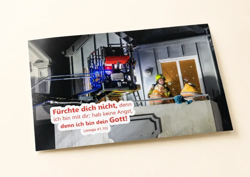 Das DIN-A3-Poster zur Jahreslosung 2027 verbindet Jesaja 41,10 mit einem bewegenden Bild gelebten Beistands.