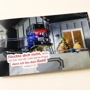 Das DIN-A3-Poster zur Jahreslosung 2027 verbindet Jesaja 41,10 mit einem bewegenden Bild gelebten Beistands.