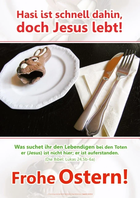 Teller mit Resten eines Schokoladen-Osterhasen auf weißem Teller mit Besteck daneben und Text Frohe Ostern – Hasi ist schnell dahin, doch Jesus lebt mit Bibelvers aus Lukas 24