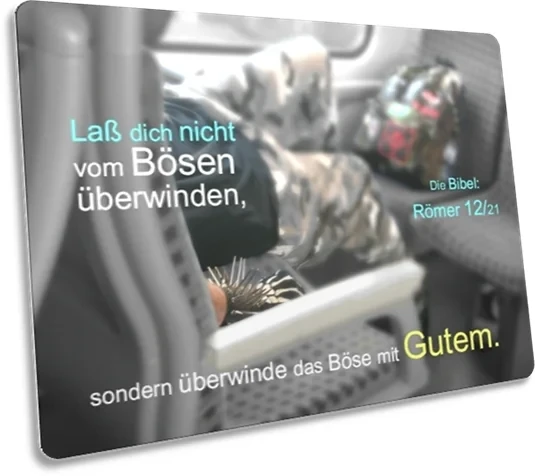 Postkarte: Bahnreisender mit Stachelarmband