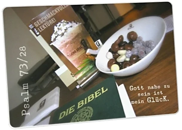 Postkarte: Bibel & Süßigkeiten auf Café-Tisch