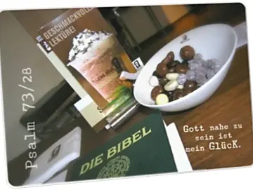 Postkarte: Bibel & Süßigkeiten auf Café-Tisch