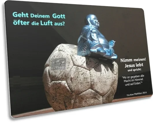 Postkarte: Buddha-Statue auf platten Fußball