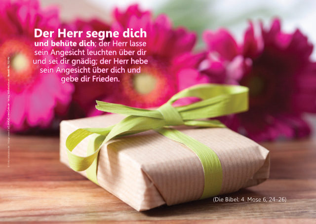 Postkarte: Geschenk vor Blumen