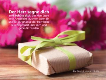 Postkarte: Geschenk vor Blumen
