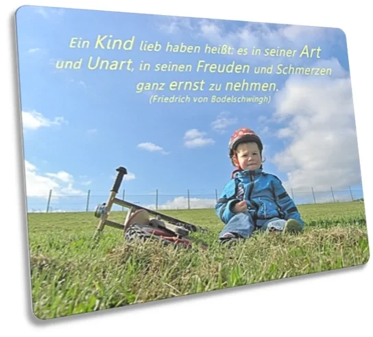 Postkarte: Im Gras sitzender Junge