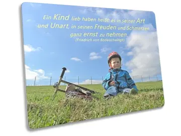 Postkarte: Im Gras sitzender Junge