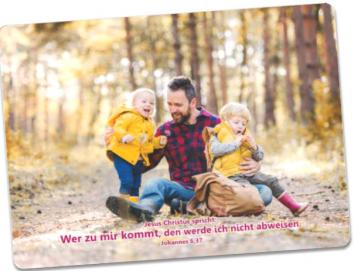 Postkarte Jahreslosung 2022: Vater hält seine Kinder in den Armen