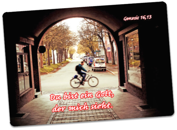 Postkarte Jahreslosung 2023 - Radfahrer vor Torbogen