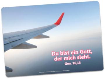 Postkarte Jahreslosung 2023 - Blick aus Flugzeugfenster auf Tragfläche