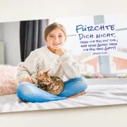 DIN-A6-Postkarte zur Jahreslosung 2027 mit Mädchen und Katze am Fenster, freigestellt auf hellem Hintergrund