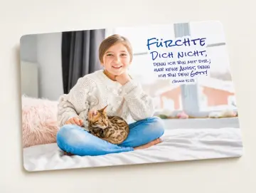 Postkarte Jahreslosung 2027 DIN A6 – Fürchte dich nicht | Mädchen mit Katze am Fenster